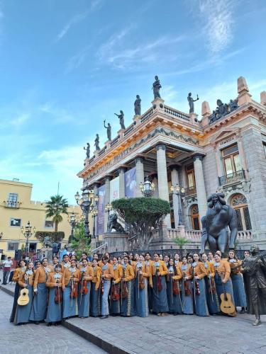 Mariachi Femenil de Tecolotlán Ana Bertha Lepe